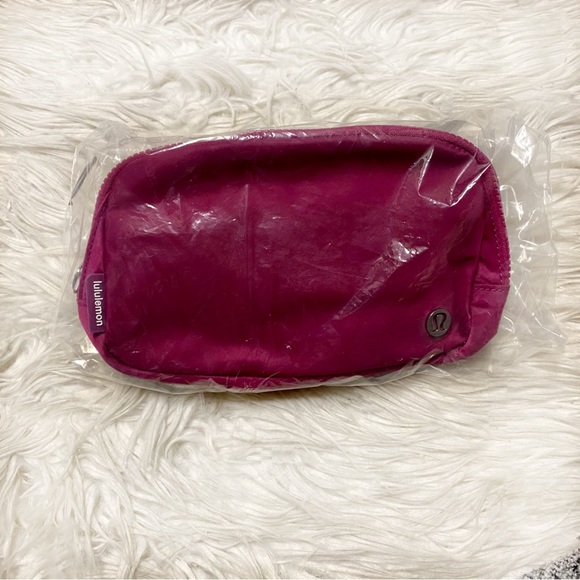 NEW Lululemon Everywhere Belt Bag in Wild Berry - Picture 6 of 6